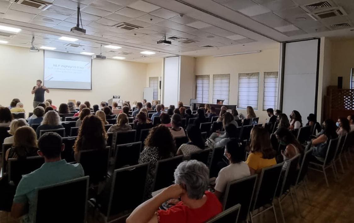 גל צחייק על הבמה